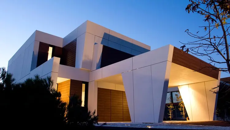 Casa iluminada en el anochecer